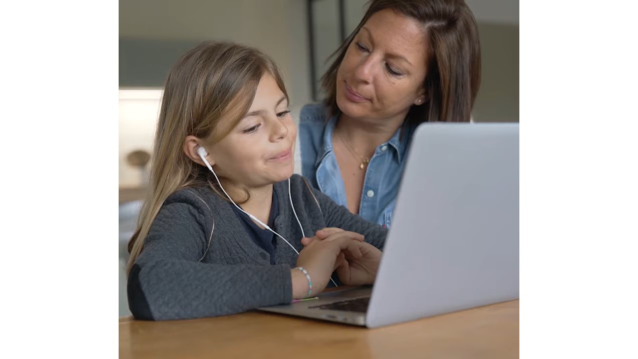 El 7 de junio comienza la cuarta edición del curso online de corta duración (NOOC) “Menores y seguridad en la Red”, que dará a las familias y educadores las claves para ayudar a los menores a hacer un uso responsable y seguro de internet.