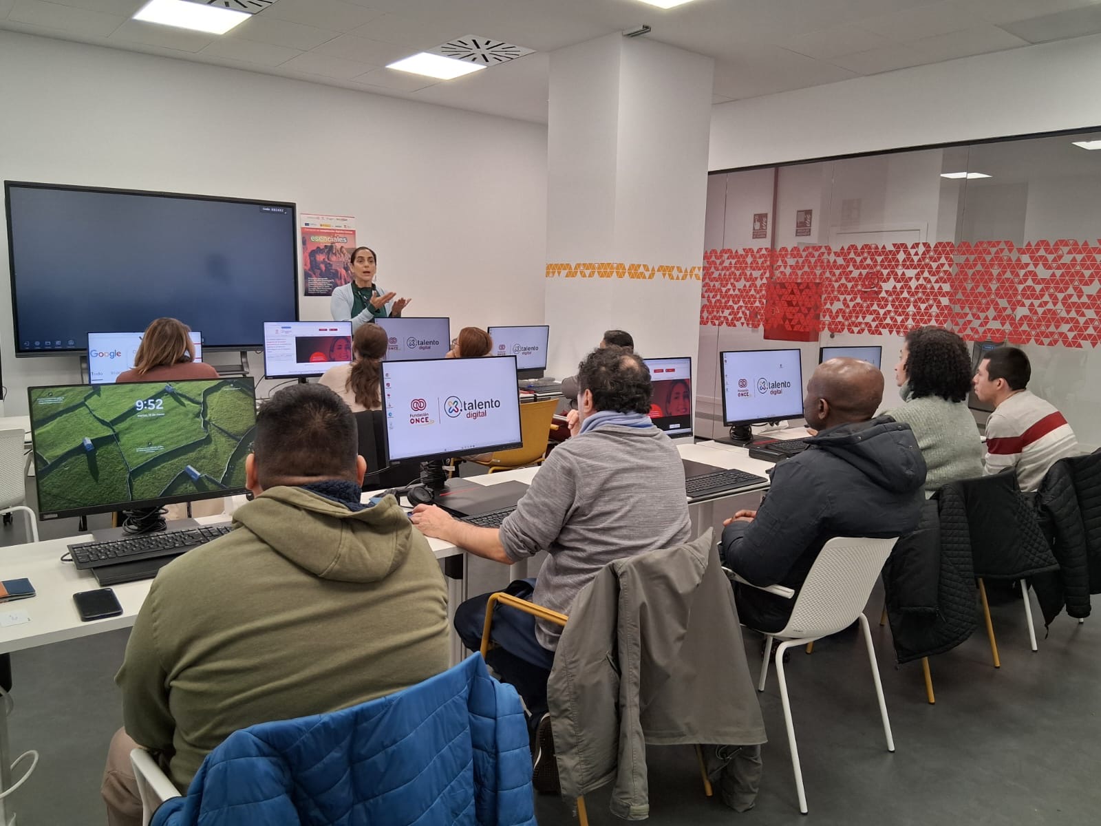 Fundación ONCE ofrecerá 374 cursos de competencias digitales básicas en la Comunidad de Madrid gracias a 'Esenciales’ de Red.es