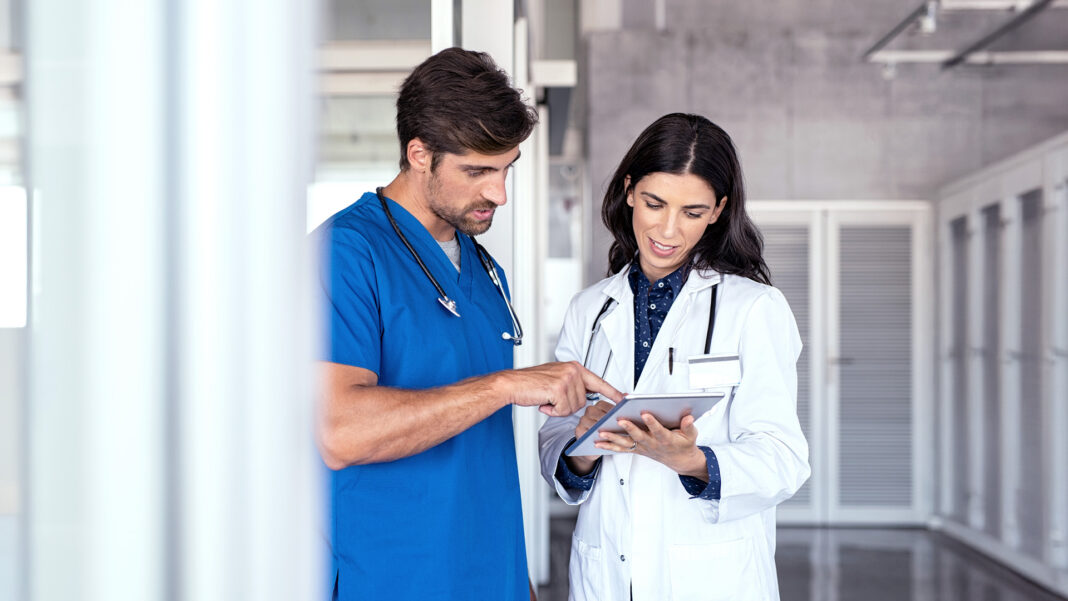 La formación en competencias digitales para médicos permite obtener el título con acreditación oficial